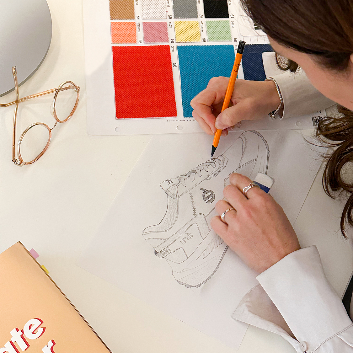 Audrey, la créatrice d'iné dessine une basket iné.