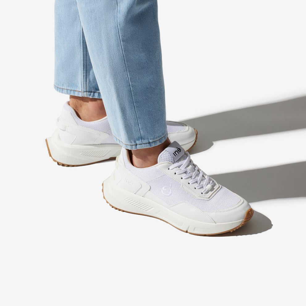 Baskets vegan unisexes blanches de la marque iné, disponibles du 36 au 46 portées avec jean