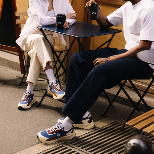 Couple portant des sneakers vegan et unisexes de la marque iné | TOP 10 des sneakers unisexes/mixtes