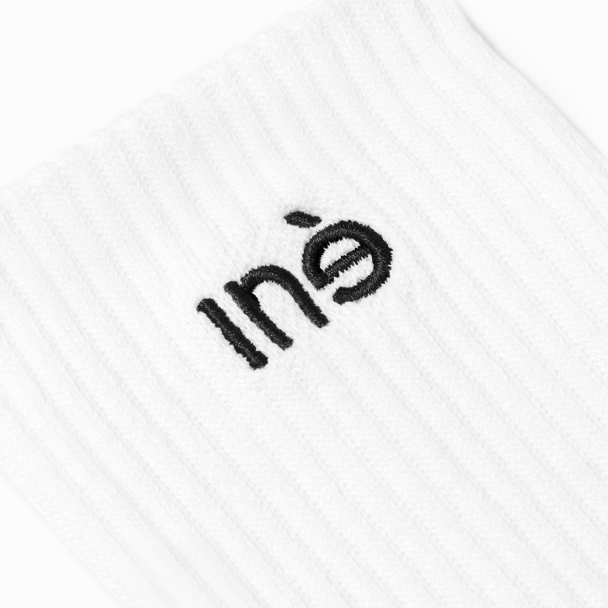 Broderie des chaussettes en coton bio de la marque iné, vegan et unisexes