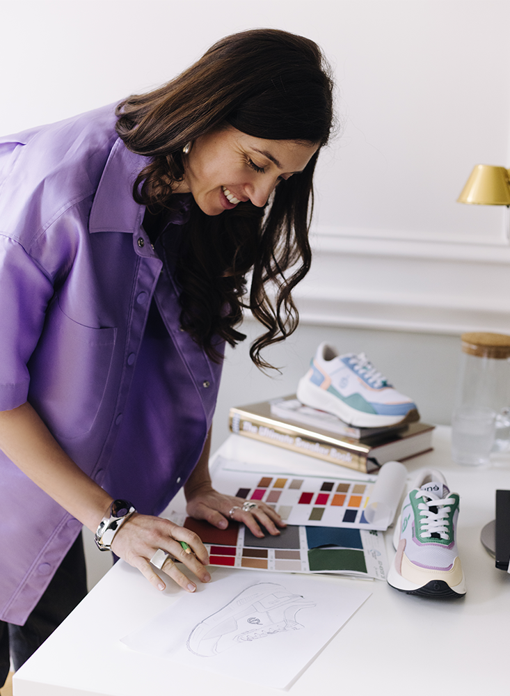 Audrey se penche sur un dessin de basket de sa marque iné, sneakers vegan, unisexes et urbaines.