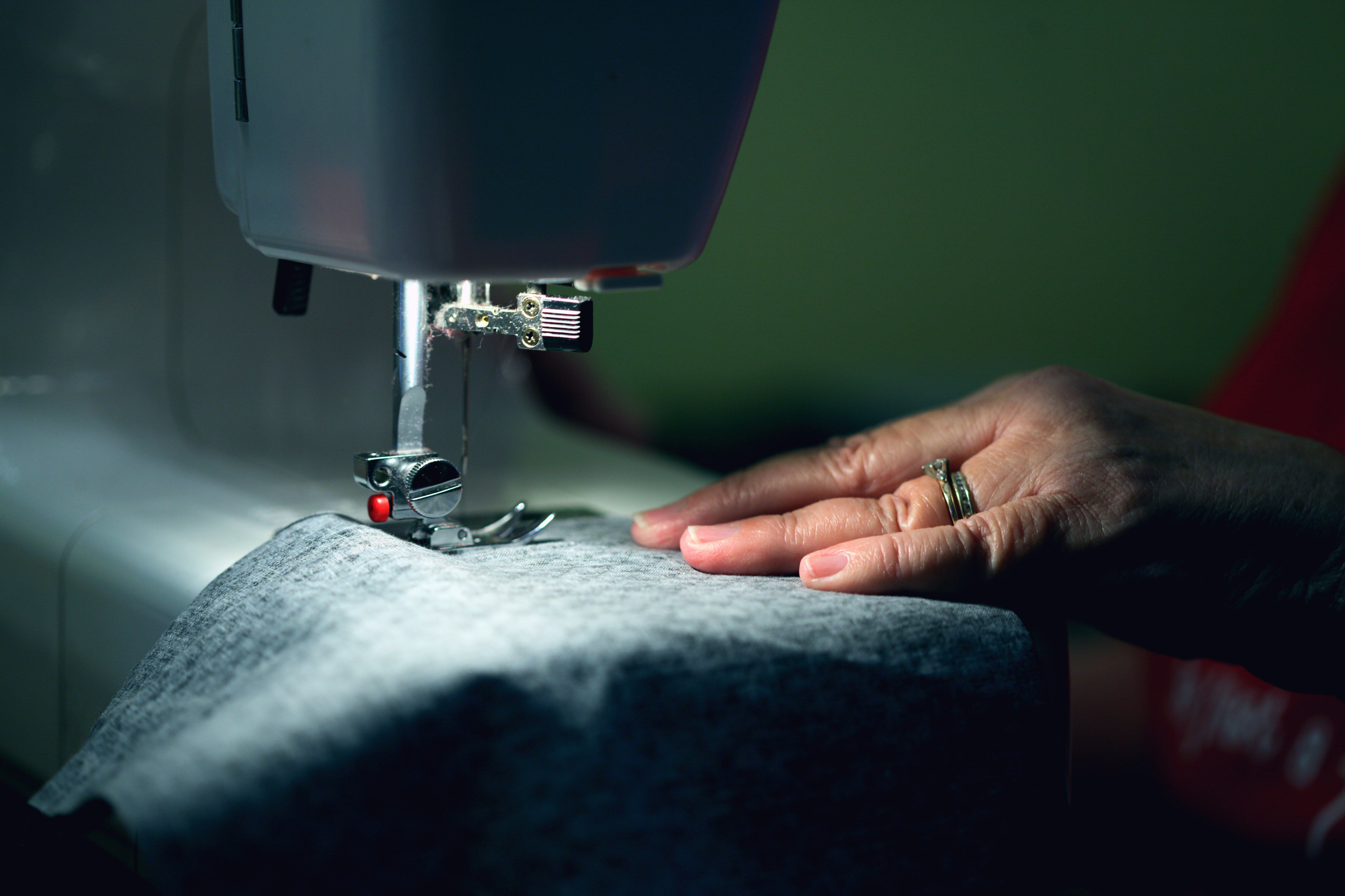 Femme qui coud à l'aide d'une machine à coudre