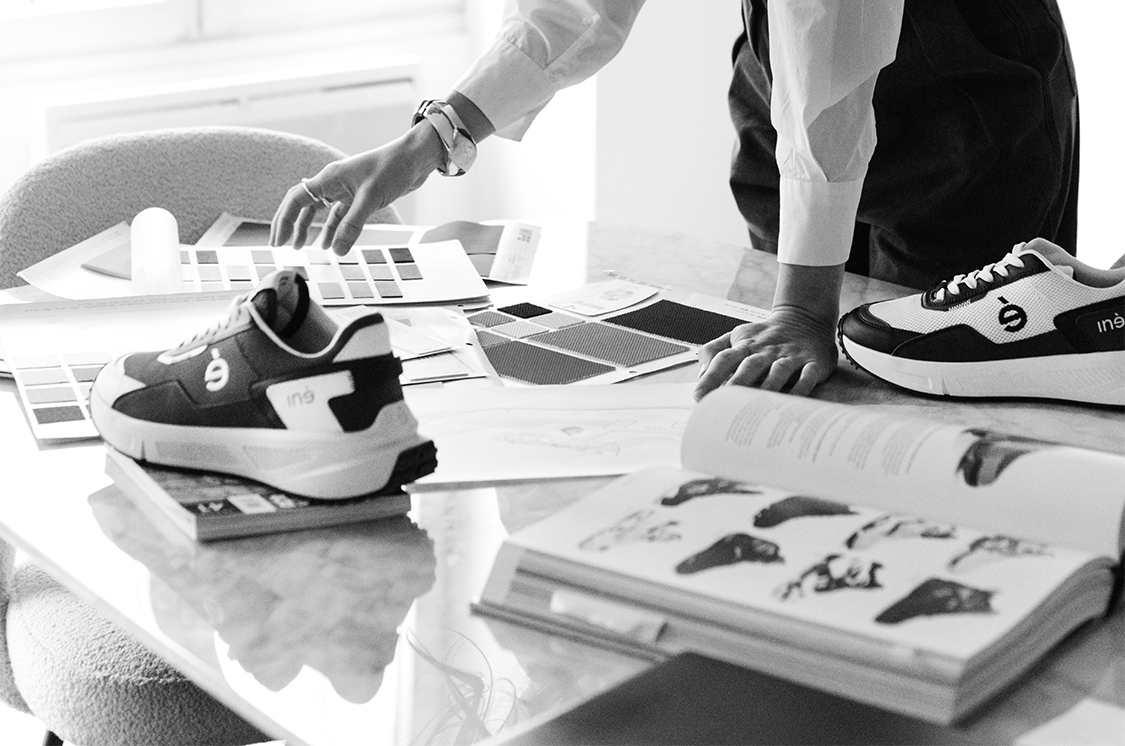 Photo format mobile en noir et blanc des baskets de la marque iné vegan et unisexes