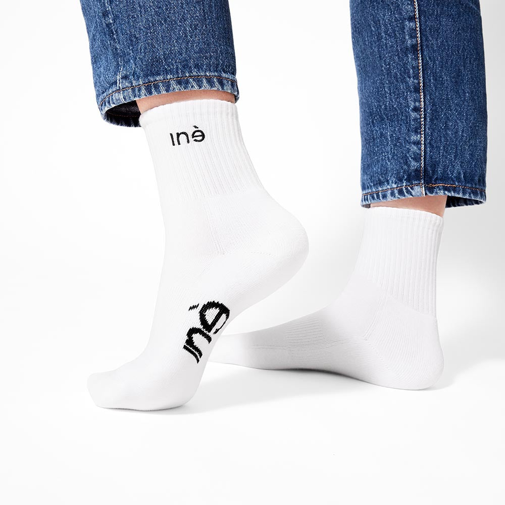 Chaussettes iné en coton bio de la marque de sneakers unisexes et vegan iné portées avec un jean