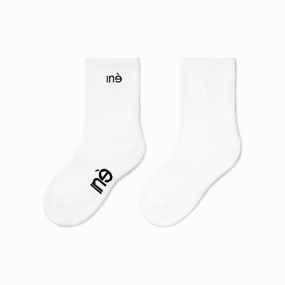 Chaussettes iné en coton bio de la marque de sneakers unisexes et vegan iné portées packshot