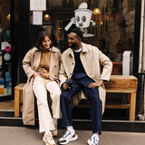 Couple portant des sneakers vegan unisexes beige et noir