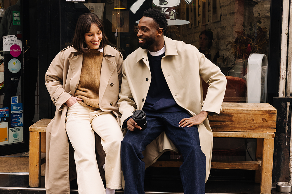 Couple portant des sneakers vegan unisexes beige et noir