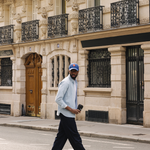 Homme portant des sneakers vegan unisexes beige et noir