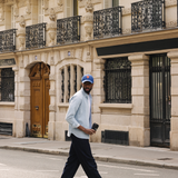 Homme portant des sneakers vegan unisexes beige et noir