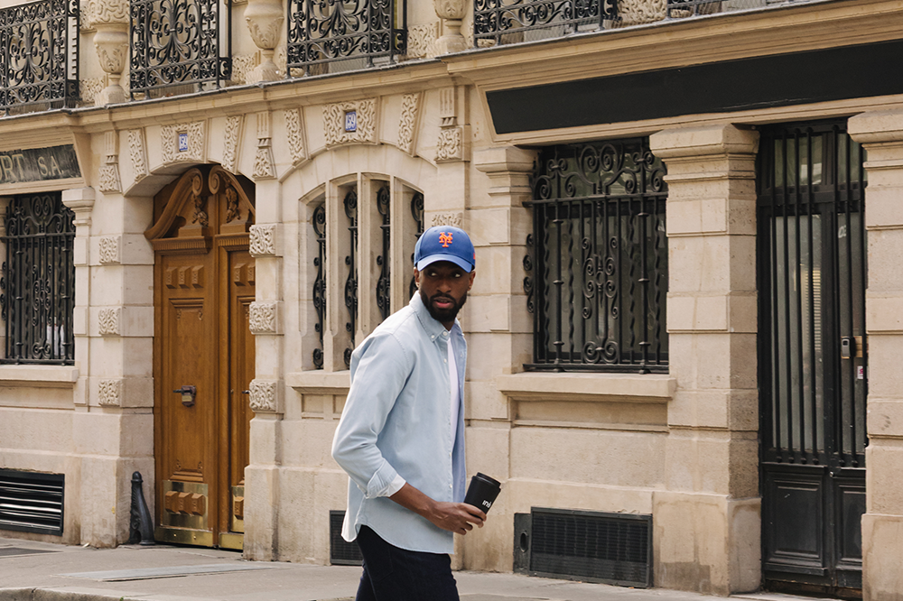 Homme portant des sneakers vegan unisexes beige et noir