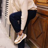 Homme portant des sneakers vegan unisexes beige et noir
