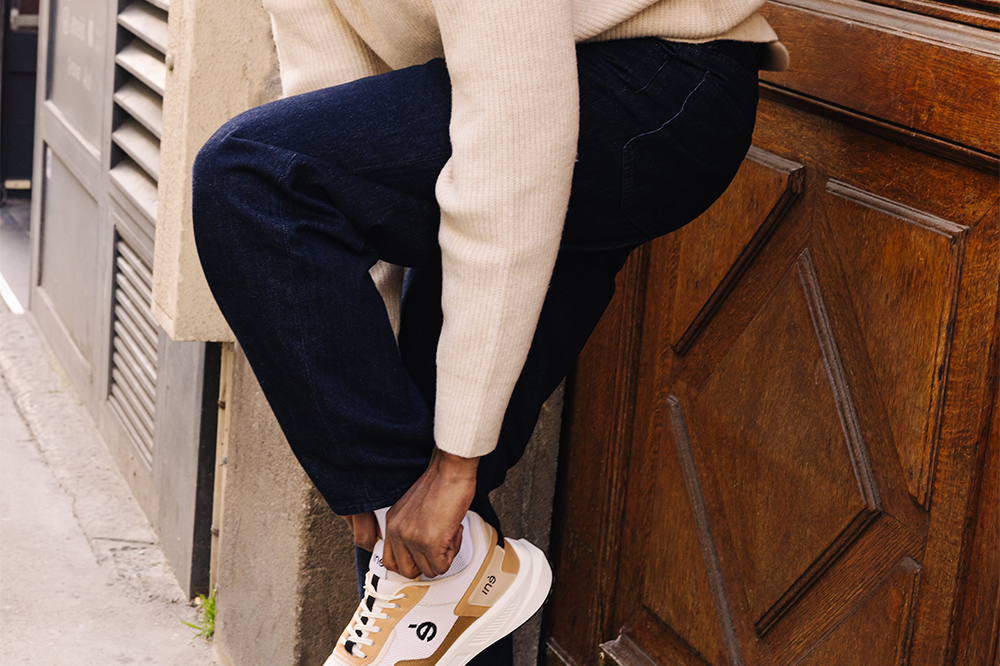 Homme portant des sneakers vegan unisexes beige et noir
