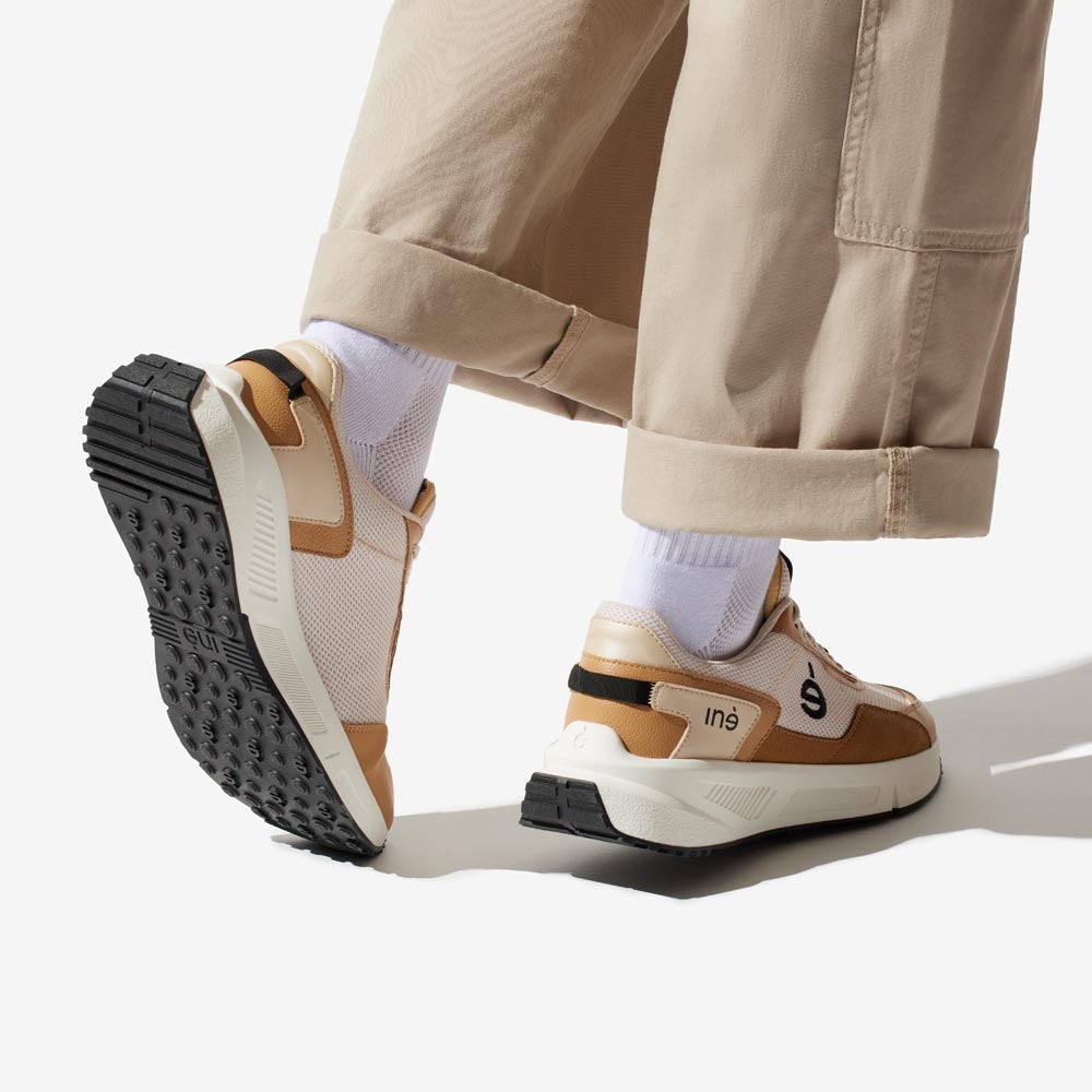 Sneakers vegan unisexes beige et noir et pantalon beige