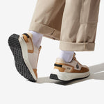 Sneakers vegan unisexes beige et noir et pantalon beige