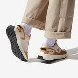 Sneakers vegan unisexes beige et noir et pantalon beige