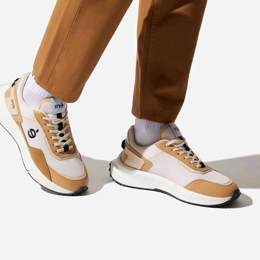 Sneakers vegan unisexes beige et noir et pantalon marron