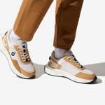 Sneakers vegan unisexes beige et noir et pantalon marron