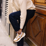 Homme portant des baskets vegan unisexes beige et noir de la marque iné, disponibles du 36 au 46
