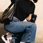 Femme portant des baskets vegan unisexes bordeaux et noir de la marque iné, disponibles du 36 au 46