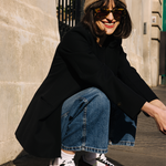 Femme portant des baskets vegan unisexes bordeaux et noir de la marque iné, disponibles du 36 au 46