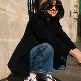 Femme portant des baskets vegan unisexes bordeaux et noir de la marque iné, disponibles du 36 au 46