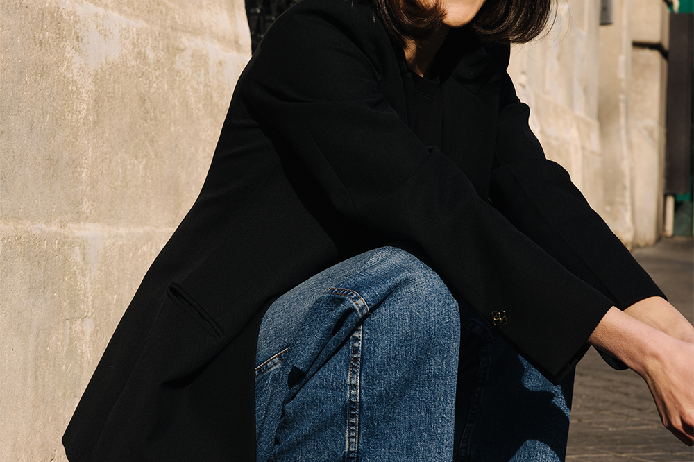 Femme portant des baskets vegan unisexes bordeaux et noir de la marque iné, disponibles du 36 au 46
