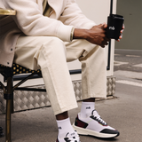 Homme portant des baskets vegan unisexes bordeaux et noir de la marque iné, disponibles du 36 au 46