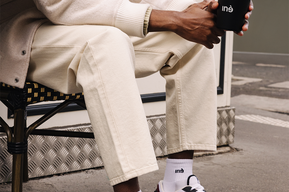 Homme portant des baskets vegan unisexes bordeaux et noir de la marque iné, disponibles du 36 au 46