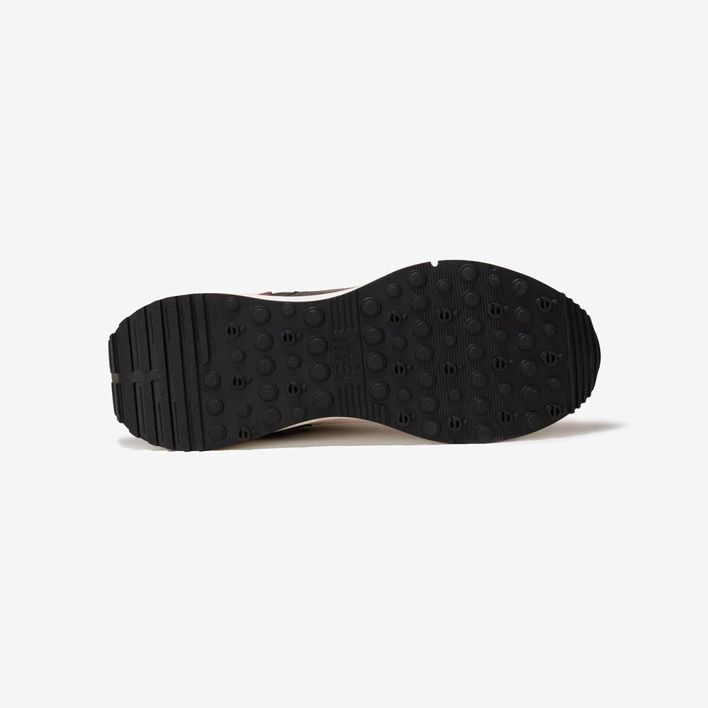Semelle de baskets vegan mixtes bordeaux et noir de la marque iné, disponibles du 36 au 46
