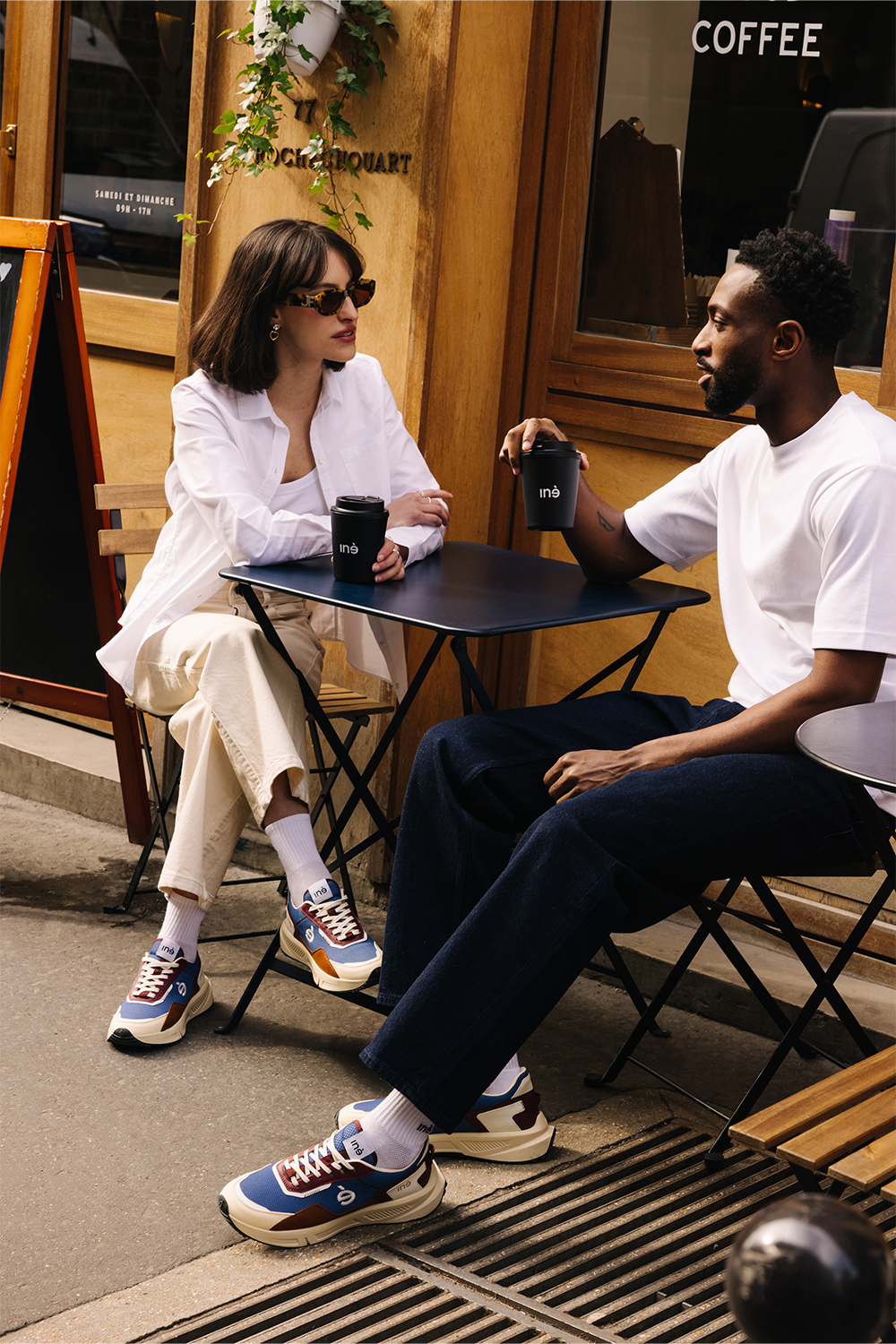 Couple portant des sneakers vegan unisexes bleu et camel