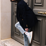 Femme portant des sneakers vegan unisexes corail et bleu pastel
