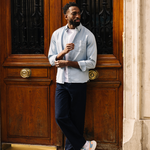 Homme portant des sneakers vegan unisexes corail et bleu pastel