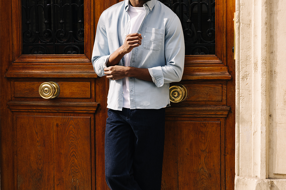 Homme portant des sneakers vegan unisexes corail et bleu pastel