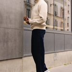 Homme portant des sneakers vegan unisexes corail et bleu pastel