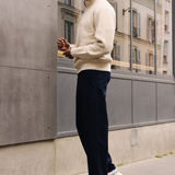 Homme portant des sneakers vegan unisexes corail et bleu pastel