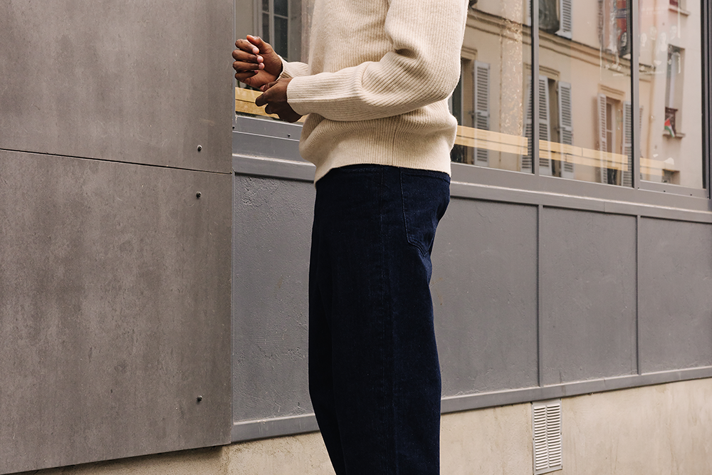Homme portant des sneakers vegan unisexes corail et bleu pastel