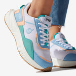 Sneakers vegan unisexes corail et bleu pastel et un jean