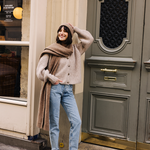 Femme portant des baskets crème et jaune, un bonnet et une écharpe de la marque iné, disponibles du 36 au 46