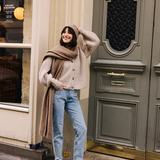 Femme portant des baskets crème et jaune, un bonnet et une écharpe de la marque iné, disponibles du 36 au 46