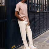 Homme portant des sneakers crème et jaune de la marque iné, unisexes et disponibles du 36 au 46
