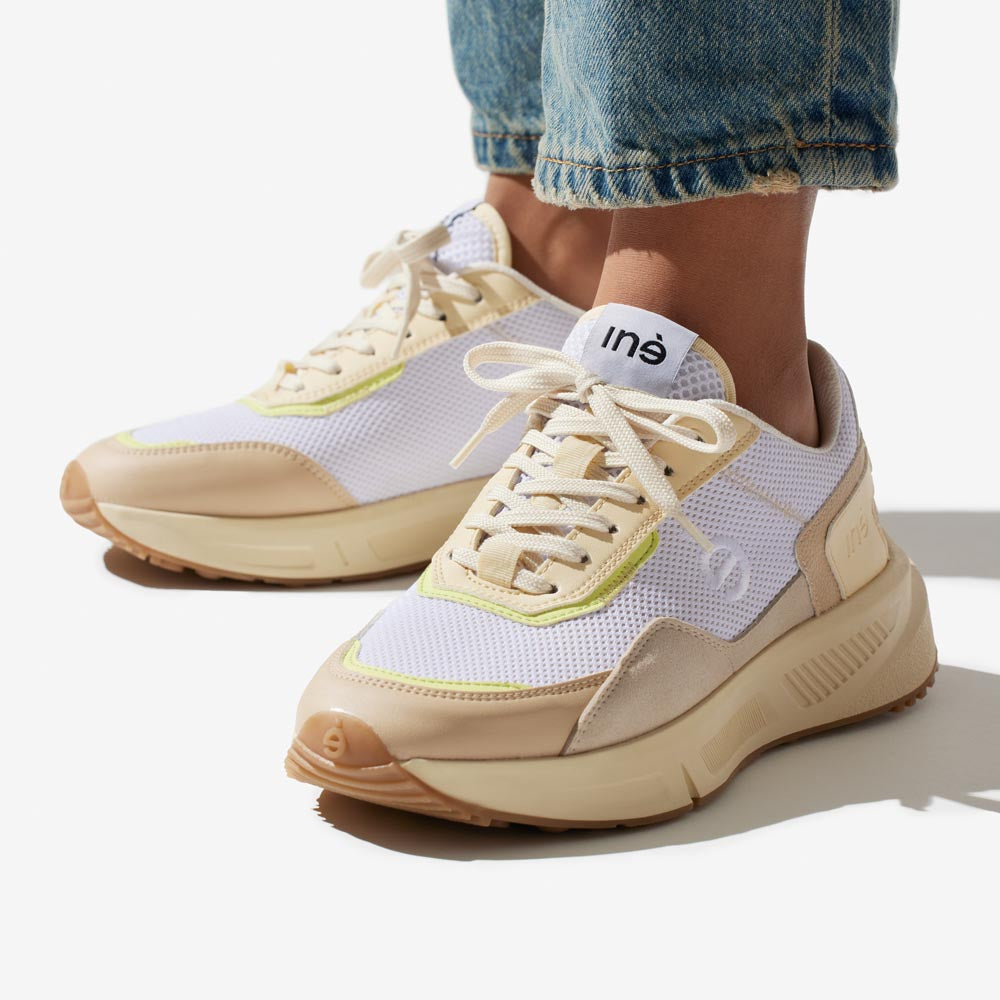 Baskets vegan unisexes crème et jaune de la marque iné, disponibles du 36 au 46 