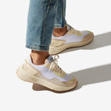 Sneakers vegan unisexes crème et jaune de la marque iné, disponibles du 36 au 46