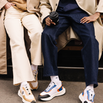 Couple Femme et Homme portant des sneakers orange et bleu et beige et noir de la marque iné, unisexes et disponibles du 36 au 46