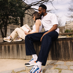 Couple Femme et Homme portant des sneakers orange et bleu et beige et noir de la marque iné, disponibles du 36 au 46