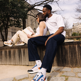 Couple Femme et Homme portant des sneakers orange et bleu et beige et noir de la marque iné, disponibles du 36 au 46