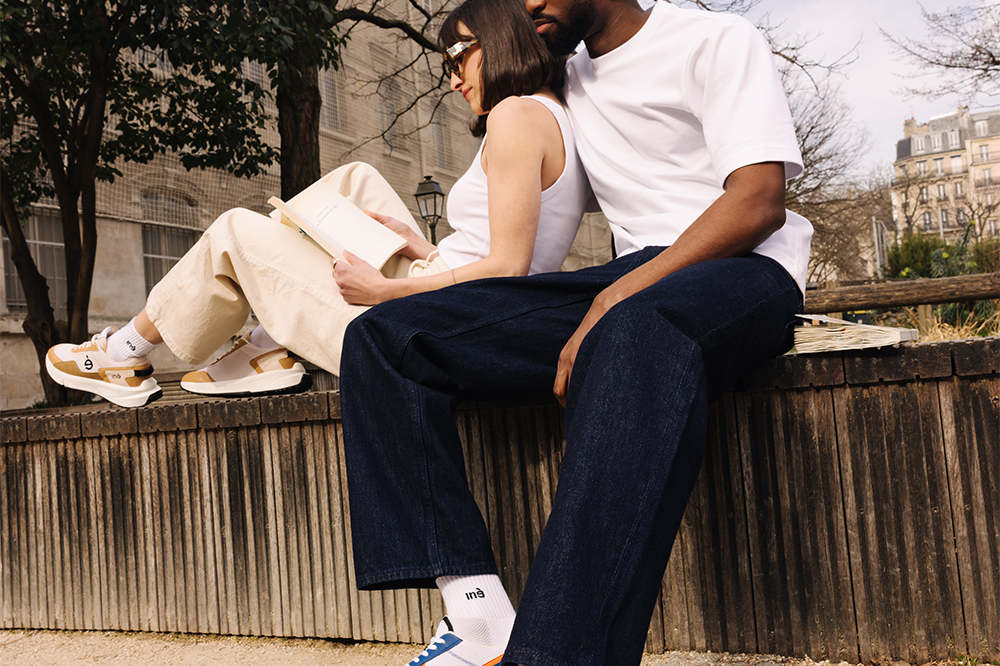 Couple Femme et Homme portant des sneakers orange et bleu et beige et noir de la marque iné, disponibles du 36 au 46