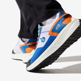 Sneakers vegan unisexes orange et bleu de la marque iné, disponibles du 36 au 46