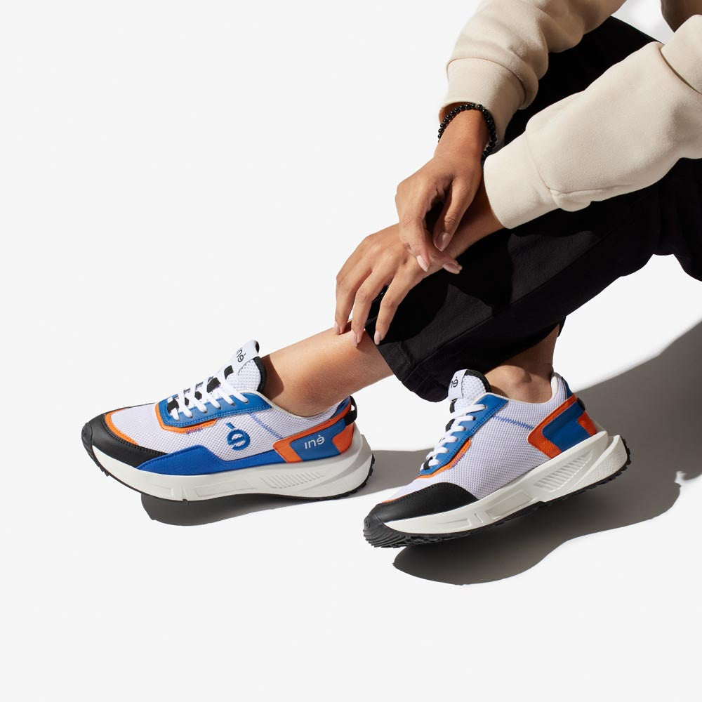 Sneakers vegan unisexes orange et bleu de la marque iné, disponibles du 36 au 46