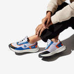 Sneakers vegan unisexes orange et bleu de la marque iné, disponibles du 36 au 46