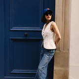Femme portant des sneakers rose et vert de la marque iné, unisexes disponibles du 36 au 46, elle porte un jean et un gilet sans manche